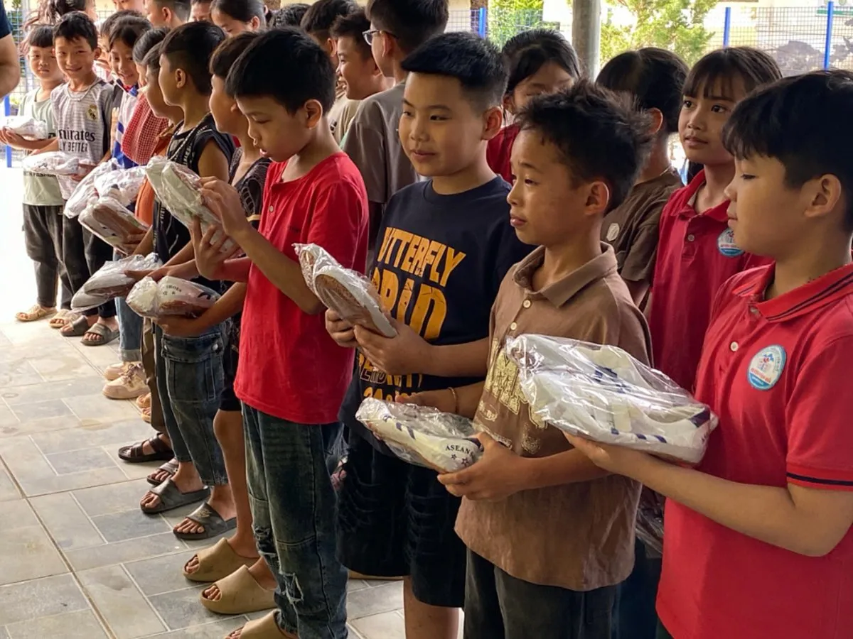 1,000 pairs of shoes in Yên Bái. #vrsshoes4kids